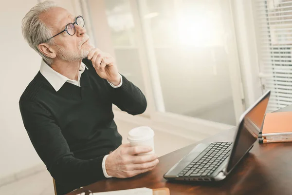 Porträtt av omtänksam senior affärsman — Stockfoto