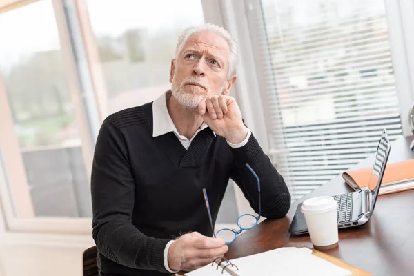 Porträtt av omtänksam senior affärsman — Stockfoto