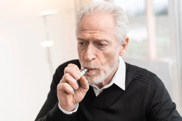 Senior man röka elektronisk cigarett — Stockfoto