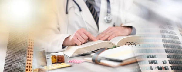 Doctor leyendo un libro de texto; exposición múltiple —  Fotos de Stock