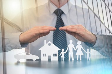 Aile, ev ve araba sigortası kavramı; birden fazla pozlama