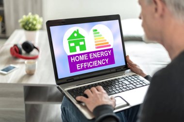 Bir dizüstü bilgisayar ekranında ev enerji verimliliği kavramı