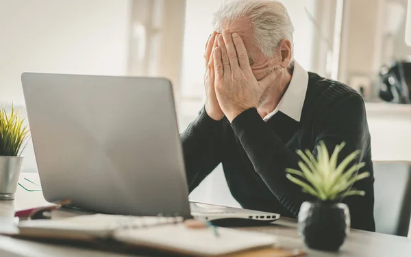 Gestresster leitender Geschäftsmann im Amt — Stockfoto