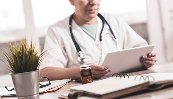 Ärztin mit digitalem Tablet — Stockfoto