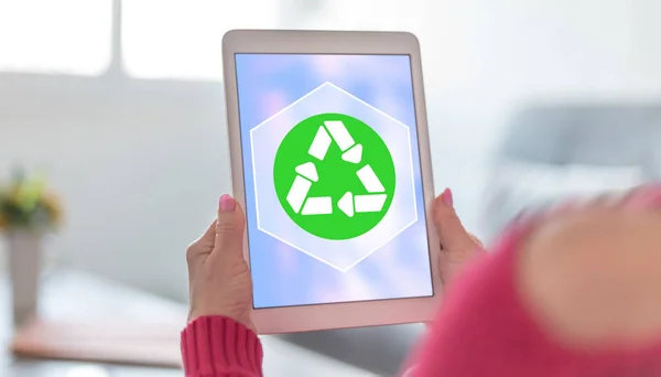 Concepto de reciclaje en una tableta — Foto de Stock