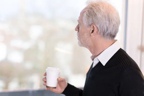 Doordachte Senior zakenman kijkt uit raam — Stockfoto