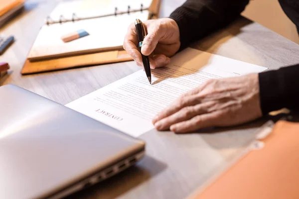 Senior businessman revizuirea termenilor contractului — Fotografie, imagine de stoc