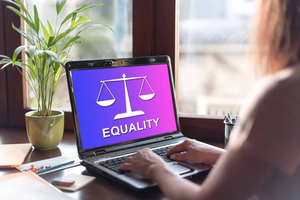 Concepto de igualdad en una pantalla portátil — Foto de Stock