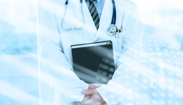 Doctor sosteniendo un libro de texto médico; efecto de luz —  Fotos de Stock