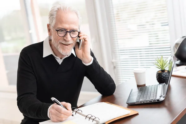 Affärsman pratar på mobiltelefon för att boka tid — Stockfoto