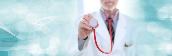 Erkek doktor Holding stetoskop; panoramik afiş — Stok fotoğraf