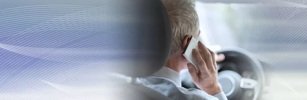 Mann telefoniert und fährt; Panorama-Banner — Stockfoto