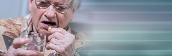 薬を服用している老婦人;パノラマバナー — ストック写真