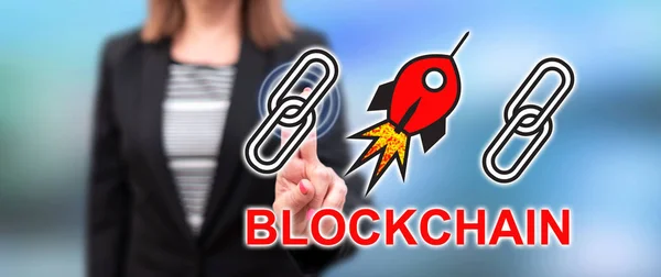 Frau rührt an Blockchain-Erfolgskonzept — Stockfoto