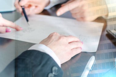 İş yerinde iş adamları; birden fazla pozlama