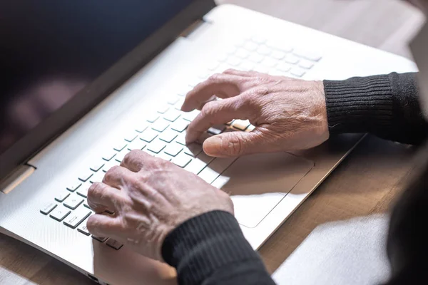 Manos escribiendo en el teclado del ordenador portátil —  Fotos de Stock