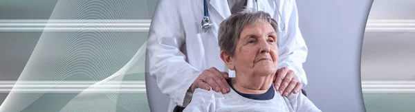 Старшая женщина в больнице; панорамный баннер — стоковое фото
