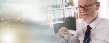 Kahve molası alan işadamı; ışık efekti