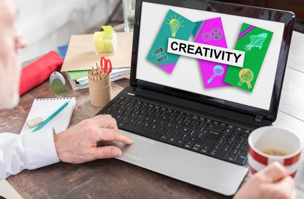 Conceito de criatividade em uma tela de laptop — Fotografia de Stock