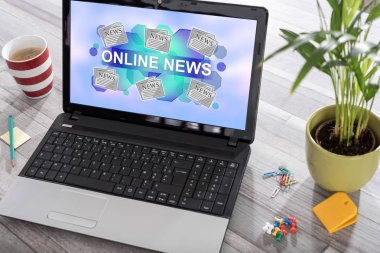 Bir dizüstü bilgisayarda online haber kavramı