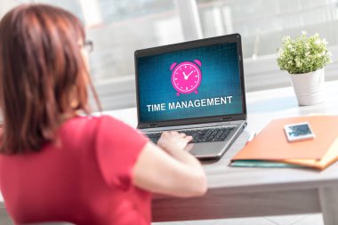 Zaman yönetimi kavramı bir laptop ekranında