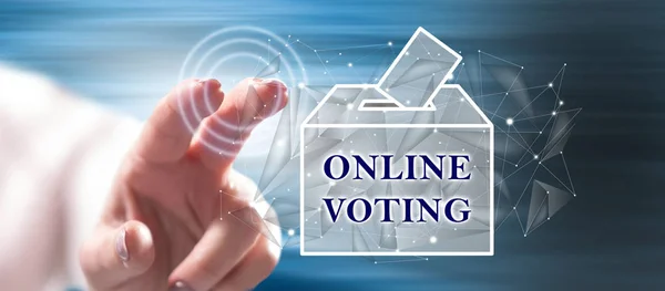 Mulher tocando um conceito de votação online — Fotografia de Stock