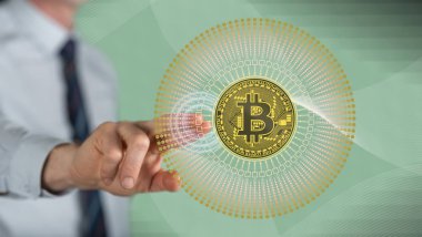 Adam bir bitcoin para birimi kavram dokunmadan