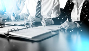 İş adamları not alıyor; çoklu pozlama