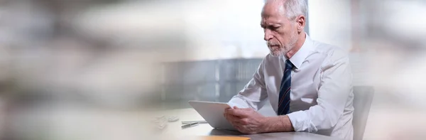 Porträtt av Senior affärsman som arbetar på Tablet; Panoramic Bann — Stockfoto