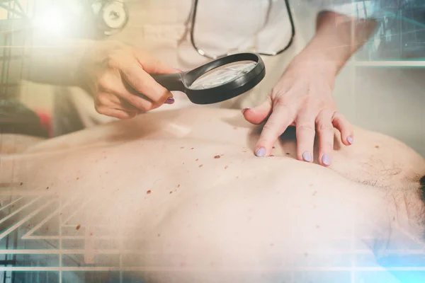 Dermatologe untersucht die Haut eines Patienten; Mehrfachexposition — Stockfoto