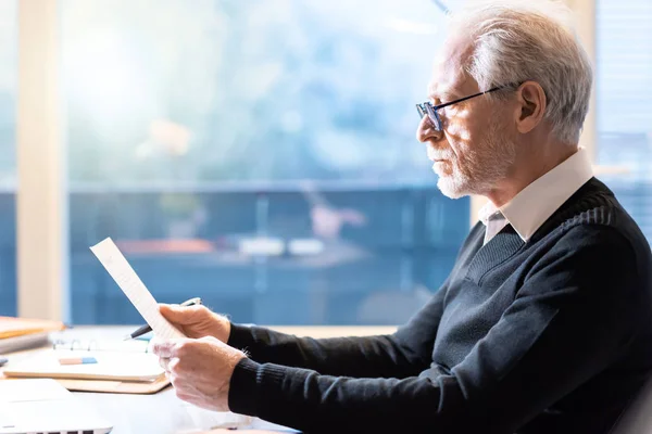 Senior businessman reading a document — Stock Photo, Image