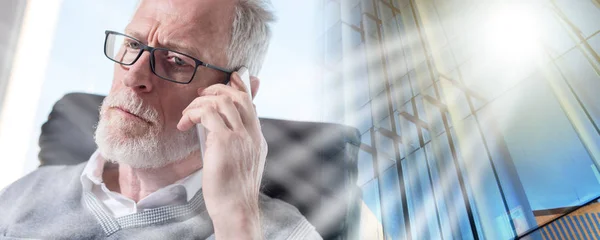 Portret van bebaarde senior zakenman praten op mobiele telefoon, — Stockfoto