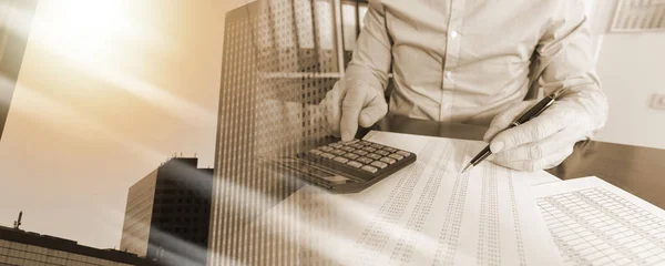 Hombre haciendo su contabilidad; exposición múltiple — Foto de Stock