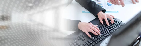 Equipo de trabajo trabajando en una computadora; banner panorámico — Foto de Stock