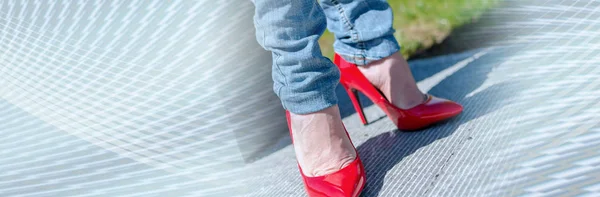 Mulher moda vestindo sapatos de salto alto vermelho; bandeira panorâmica — Fotografia de Stock