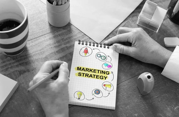 Concepto de estrategia de marketing en un bloc de notas — Foto de Stock