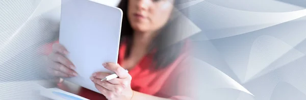 年轻的有吸引力的女商人使用平板电脑;全景横幅 — 图库照片