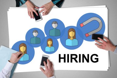 Bir masaya yerleştirilen işe alma konsepti