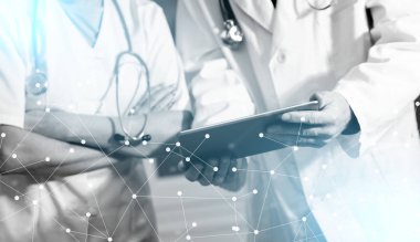 Tablette tıbbi rapor hakkında tartışan iki doktor; ışık eff