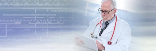 Dijital tablet kullanan erkek kıdemli doktor; panoramik afiş — Stok fotoğraf