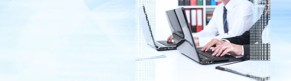Empresários trabalhando em um laptop; bandeira panorâmica — Fotografia de Stock