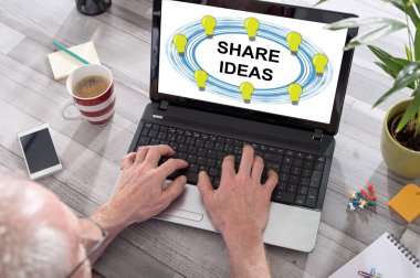 Fikirler konsept dizüstü bilgisayar ekranında paylaşmak