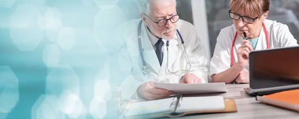Zwei Ärzte diskutieren über medizinische Ergebnisse; Panorama-Banner — Stockfoto