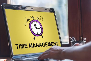 Zaman yönetimi kavramı bir laptop ekranında