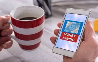Akıllı telefonda para tasarrufu konsepti