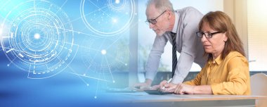 Birlikte çalışan iki olgun iş adamı; ışık efekti