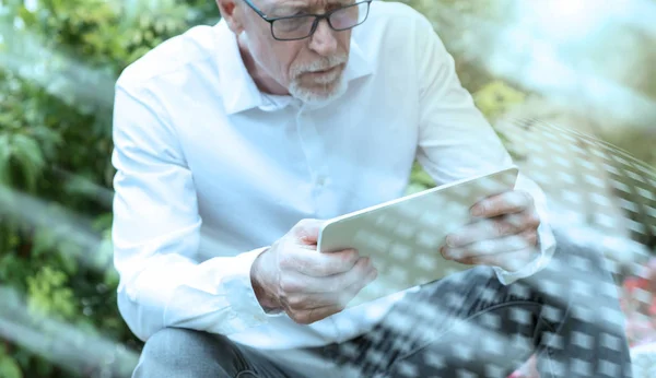 Volwassen man met behulp van zijn Tablet buitenshuis, lichteffect; meervoudige exp — Stockfoto