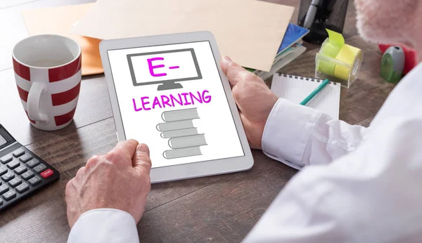 Concetto di e-learning su tablet — Foto Stock
