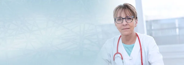 Porträtt av kvinnlig läkare; Panorama banner — Stockfoto