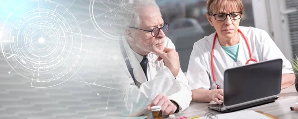 Dizüstü bilgisayarda tıbbi rapor hakkında tartışan iki doktor; Birden çok — Stok fotoğraf